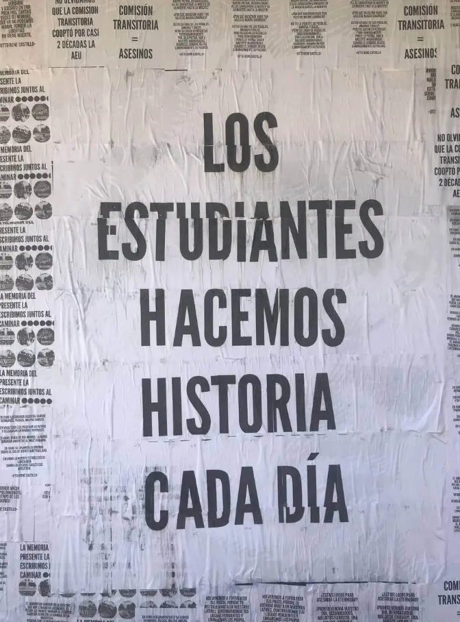  El empapelado afuera de la sede de AEU fue una acción simbólica de rechazó a la Comisión Transitoria. 